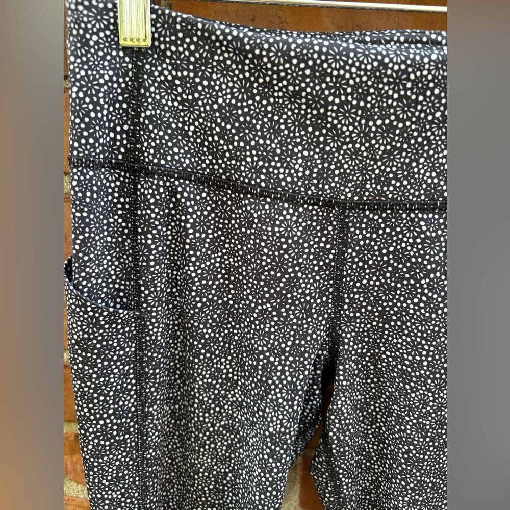 Lululemon Pace Rival Crop Legging in Freckle Flower Black White - Picture 5 of 10